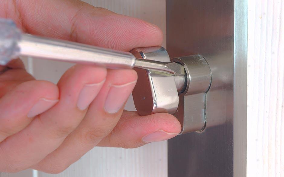 serrure de porte de garage Vernouillet