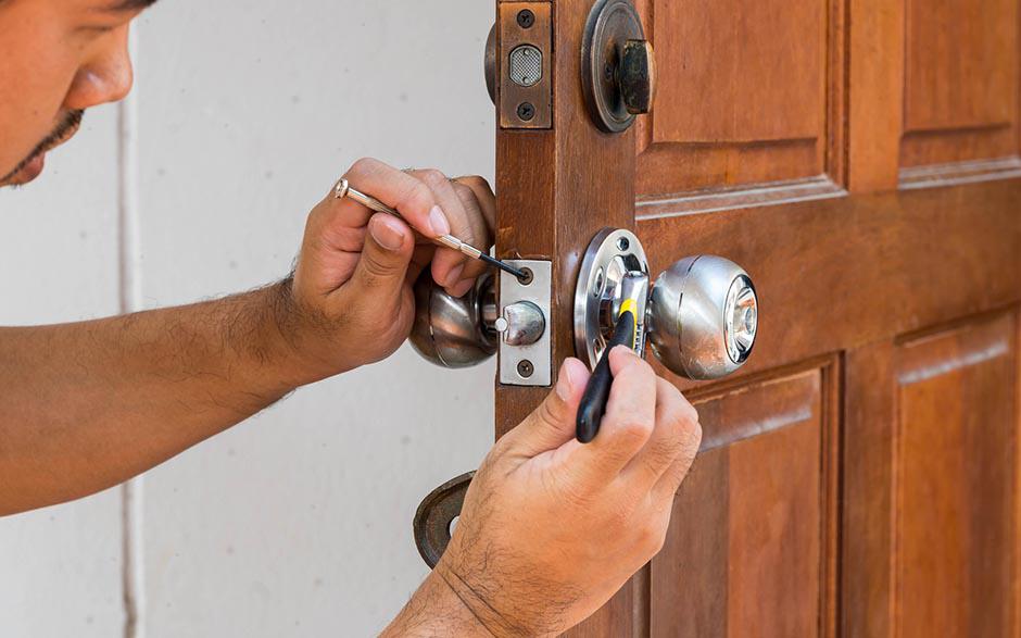 changer une serrure porte d'entrée Combs-la-Ville